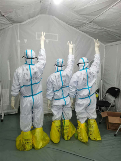 张惠敏(中)与同事穿上防护服后的合影.jpg