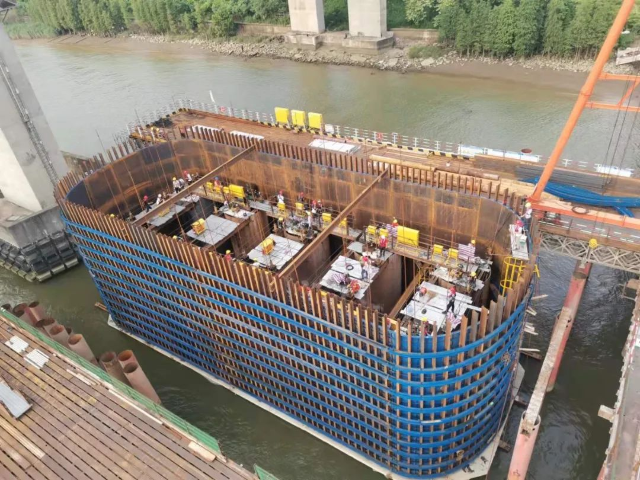 29#主墩承台钢套箱下放.jpg 图片