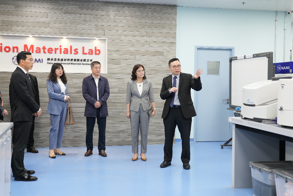 配图三:参观香港纳米及先进材料研发院.jpg