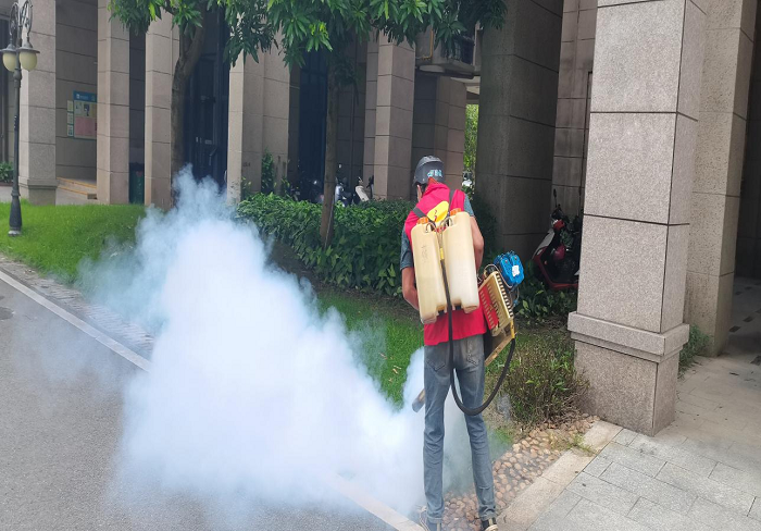 (资料图片3:对下水道、绿植开展热烟雾喷雾).png