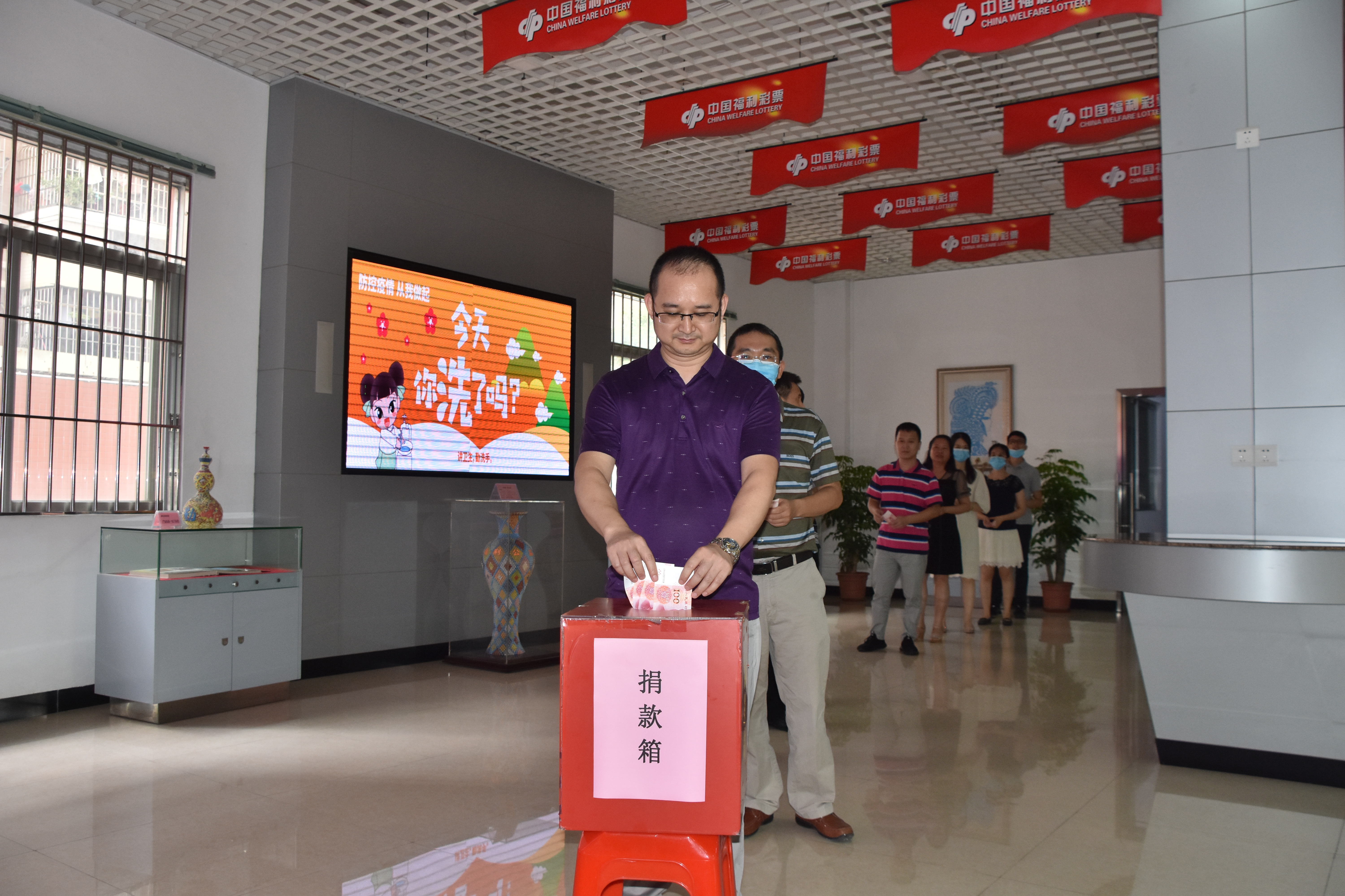﻿开云电竞官方网站福彩中心干部职工踊跃捐款.jpg