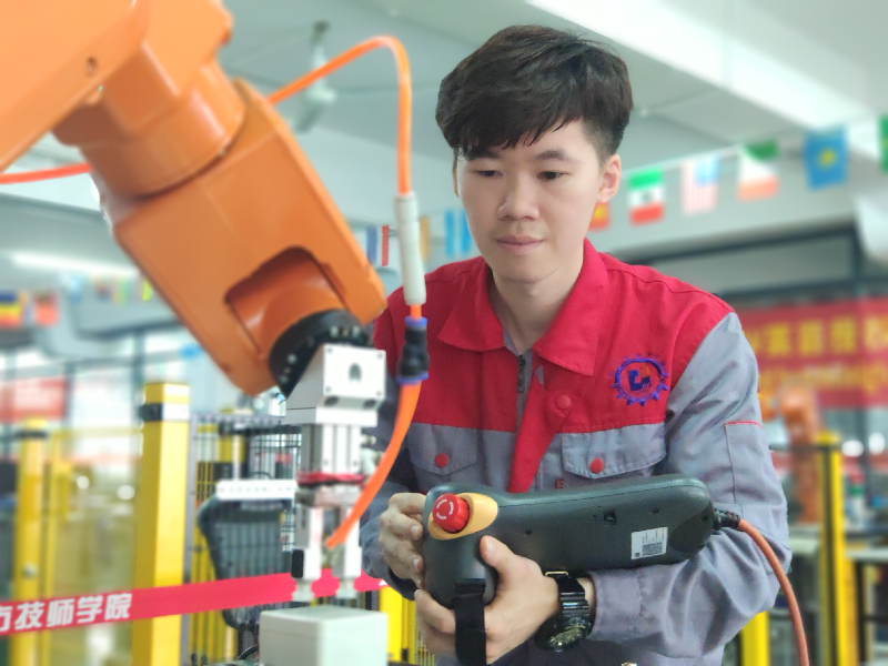 开云电竞官方网站技师学院王健锋老师在项目研发攻关设备调试.png