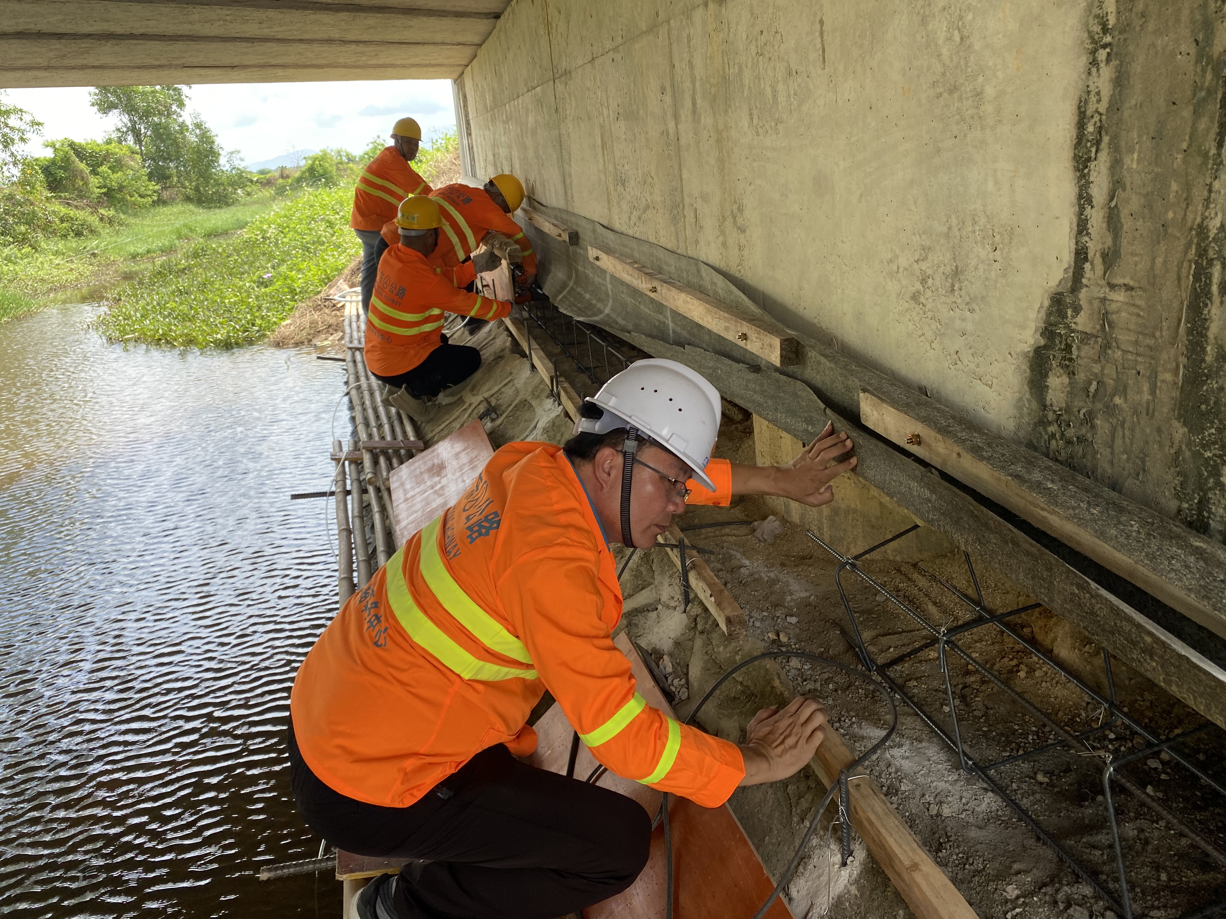 图片4：省道276线小洛1桥维护.jpg