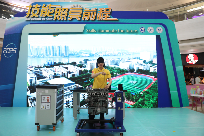 1.启动仪式上，﻿开云电竞官方网站技师学院的“盲拆发动机”展示项目展示了高超技艺.png