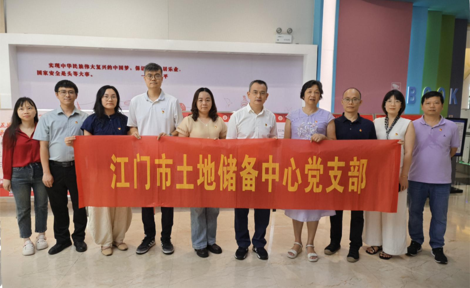 铭记抗战历史，凝聚奋进力量——﻿开云电竞官方网站土地储备中心党支部组织参观江门五邑抗战历史专题巡回展